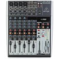 照片的Behringer Xenyx 1204USB混频器与USB