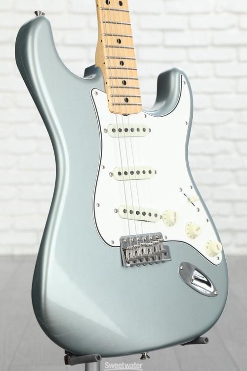 Fender Custom Shop 1968 Stratocaster Deluxe Closet Classic Maple Electric  Guitar - Aged Blue Ice Metallic