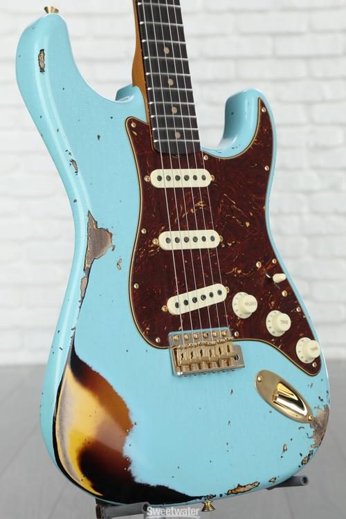 Fender Custom Shop Limited-edition '62 Stratocaster Heavy Relic Electric  Guitar - Aged Daphne Blue/3-color Sunburst