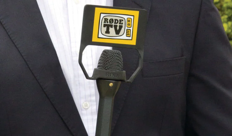 A man holding Rode Reporter Microphone