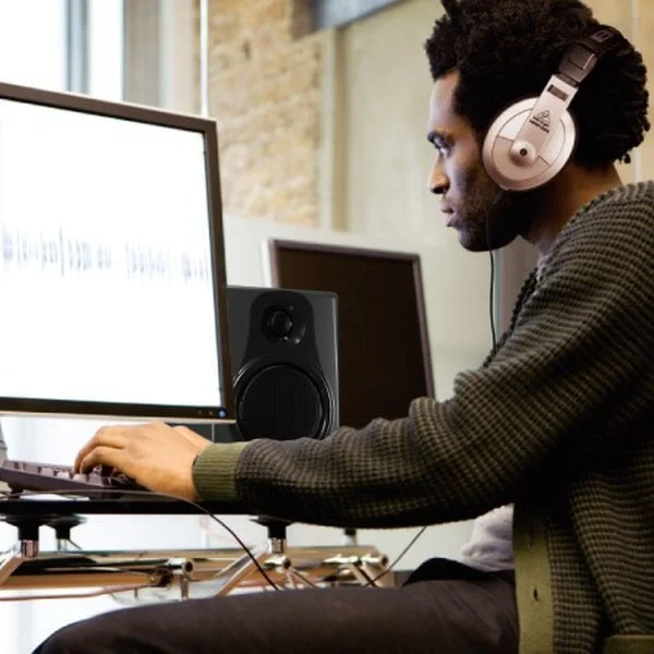 A man using Behringer X-TOUCH ONE Daw Controller