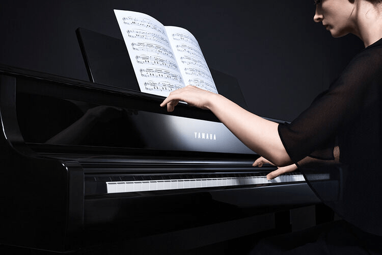 Yamaha Clavinova CLP-825 Console Digital Piano with Bench Yamaha Clavinova CLP-825 Console Digital Piano with Bench