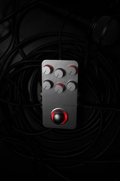 Hotone XTOMP Bluetooth Modeling Effects Pedal | Sweetwater