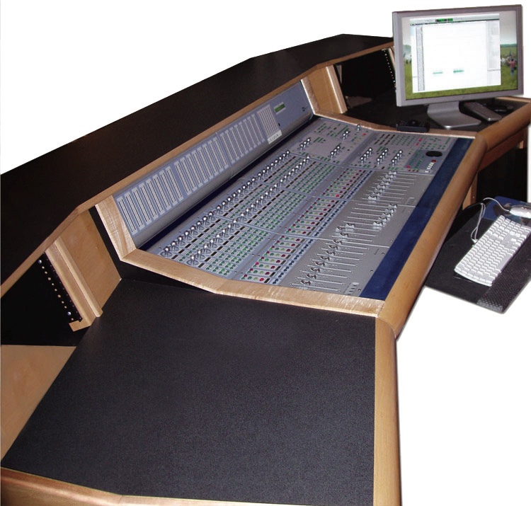 Sound Construction D Command 24 Wing Desk With Isolation Rack