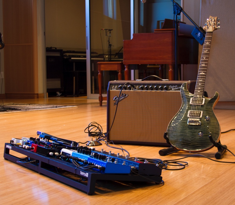 Sweetwater Studio Pedalboard Dream Package Deluxe Includes Guitar and Amp