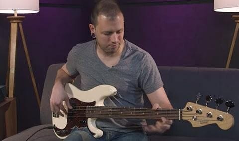 Foto: Il tecnico delle vendite Kevin Spunde suona un Fender American Original Precision Bass.