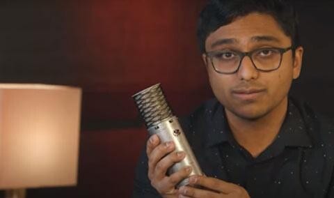 Foto: Nitish Kulkarni, Sales Engineer, tiene in mano un microfono a condensatore a diaframma largo Aston Microphones Spirit.