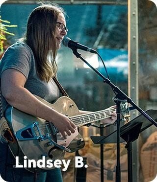 Foto: L'ingegnere delle vendite Lindsey Becker si esibisce con la sua chitarra acustica.