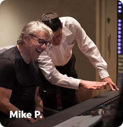 Foto: Mike Picotte, tecnico delle vendite di Sweetwater, assiste un cliente soddisfatto al tavolo di miscelazione.