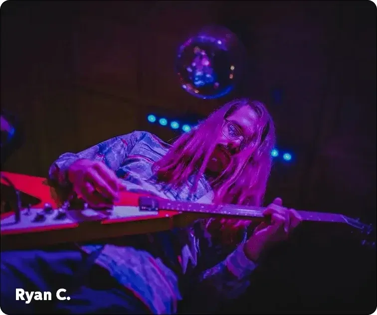 Foto: Il tecnico delle vendite Ryan Clapper si esibisce con la sua chitarra elettrica.