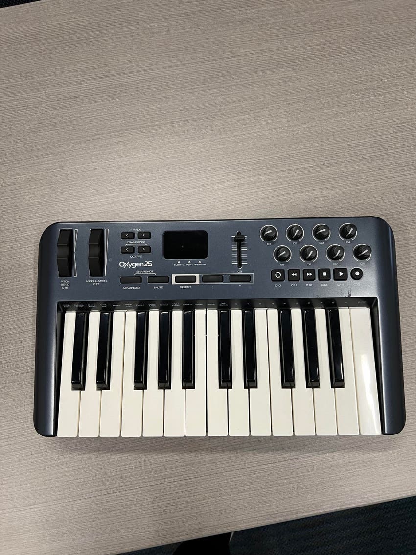 Used MAudio Oxygen 25 MKIII MIDI Keyboard Sweetwater's Gear Exchange