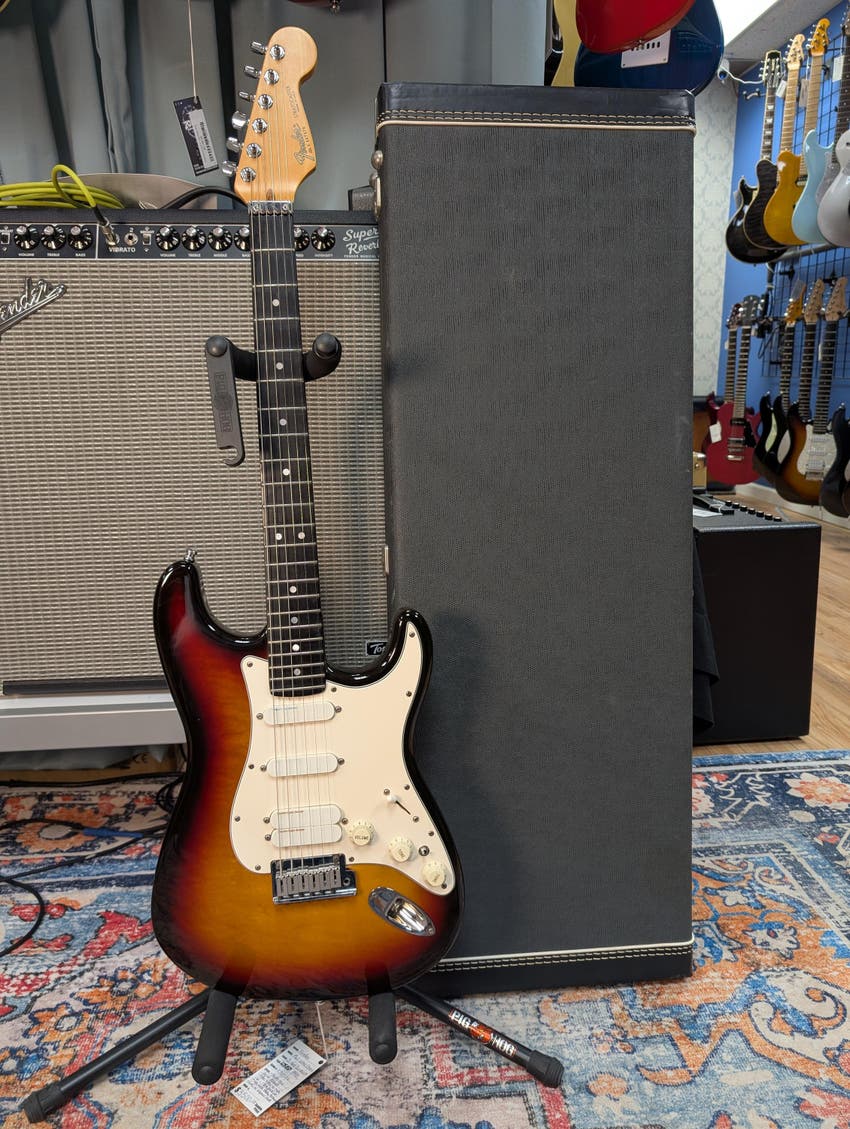 Plus Ultra Stratocaster - 3-Tone Sunburst w/OHSC