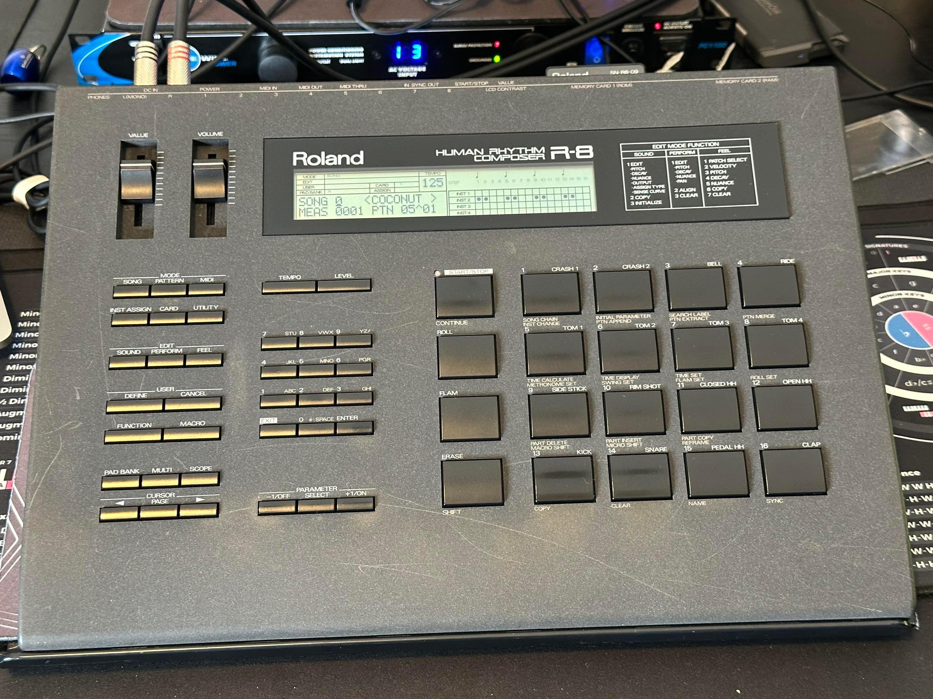 【ジャンク品】Roland HUMAN RHYTHM COMPOSER R-8 Roland R-8 | Vintage Synth Explorer