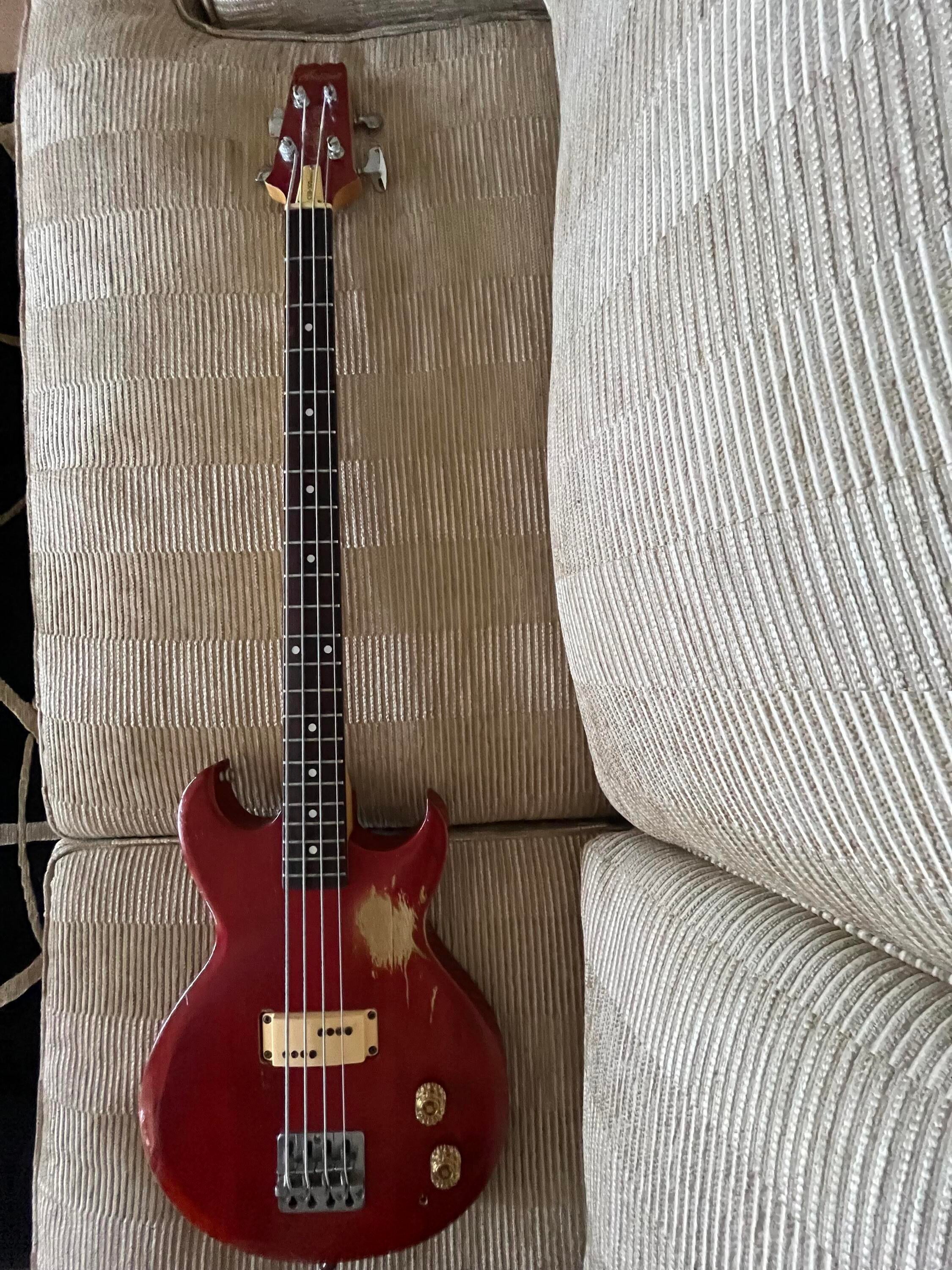 Used Aria Pro II CS-300 Cardinal - Sweetwater's Gear Exchange