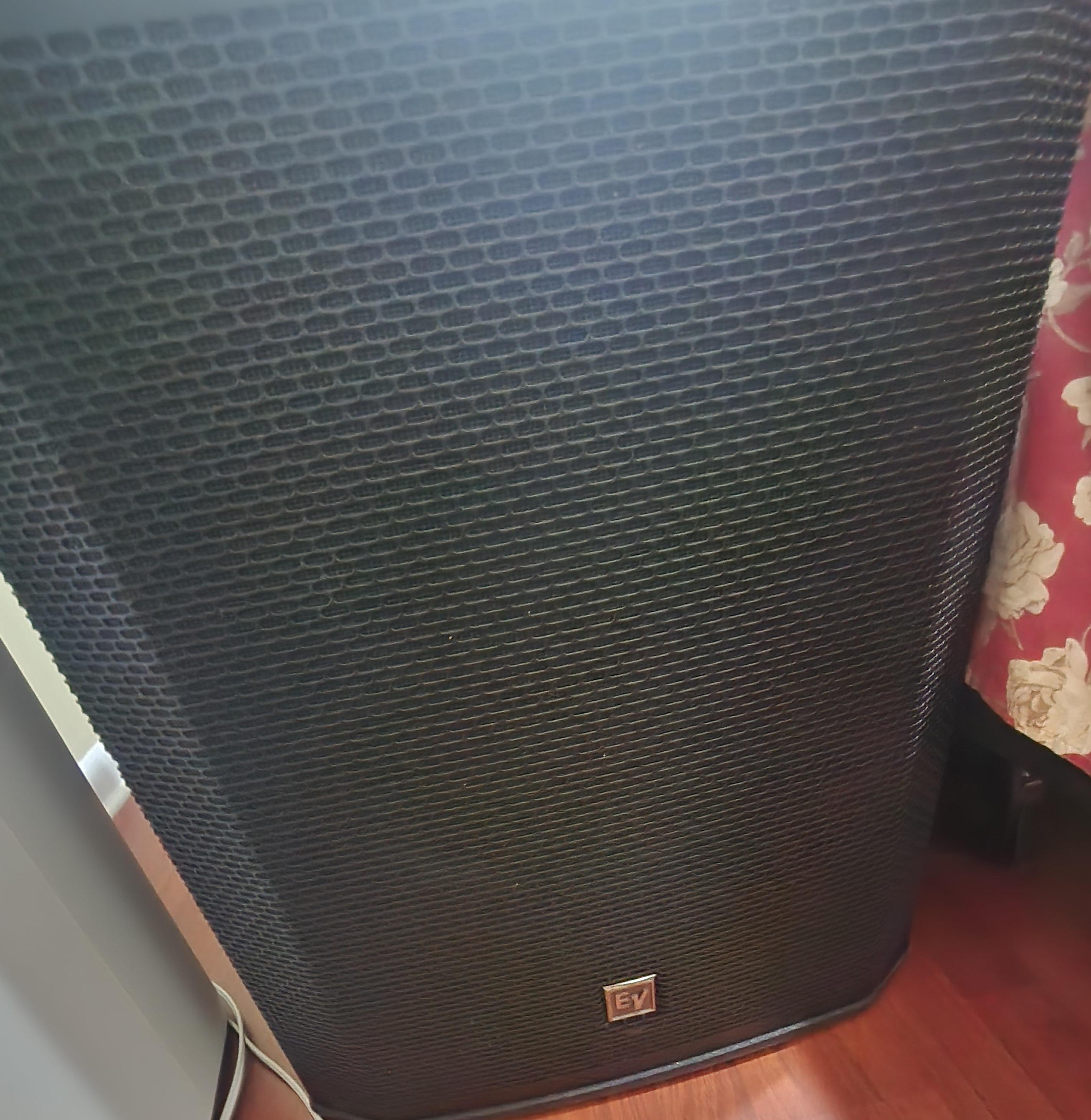 Used Electro-Voice ELX200-15P Sweetwater's Gear Exchange