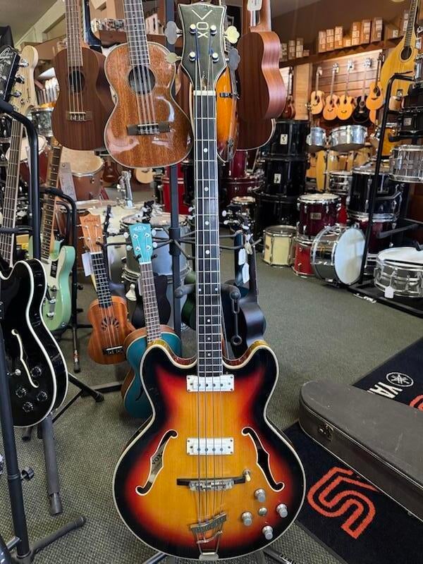 【激レア】Vox Cougar 1960年代 ヴィンテージ ベース ケース付 激レア】Vox Cougar 1960年代 ヴィンテージ ベース ケース付 激レア