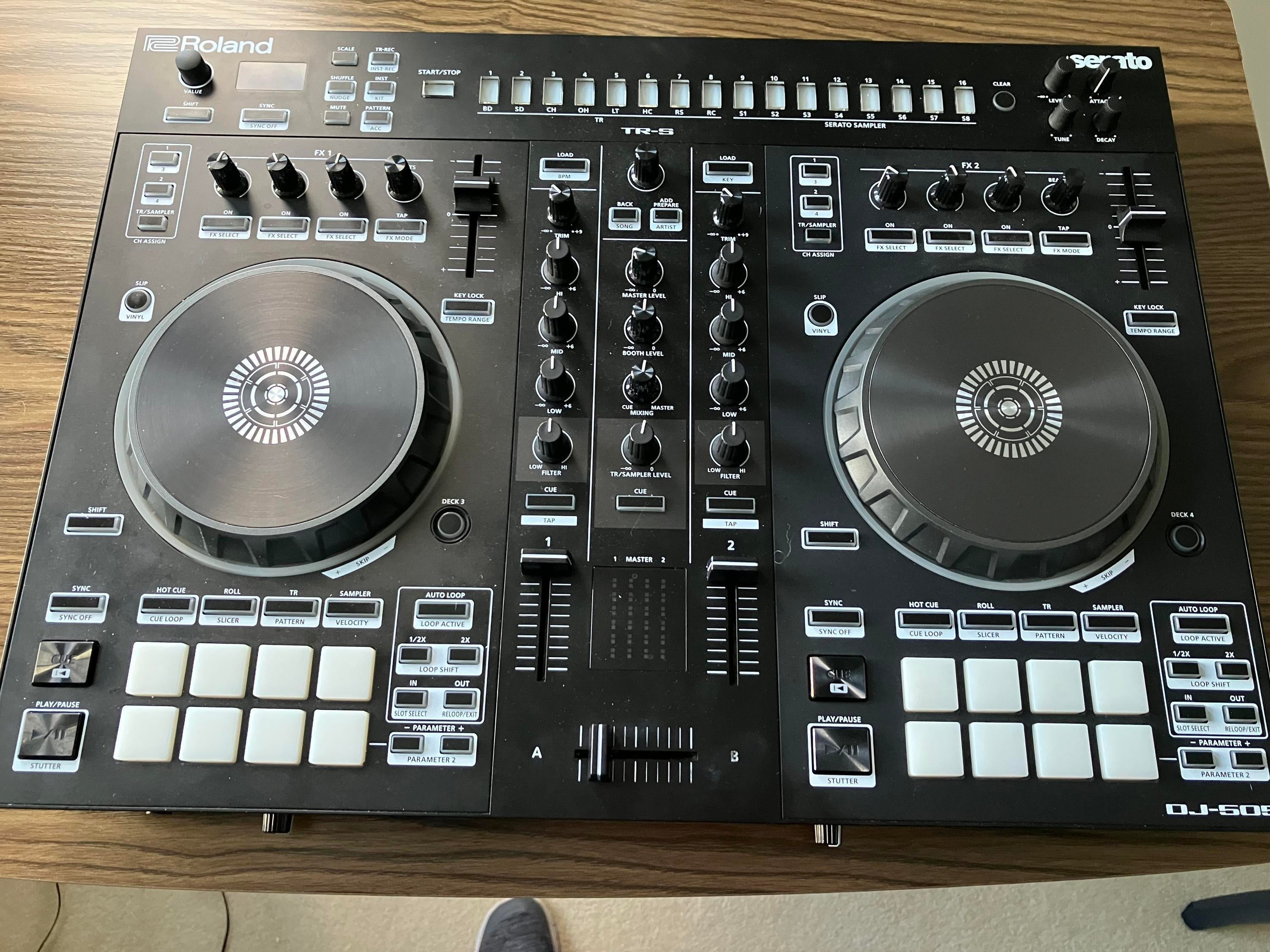 Used Roland DJ-505 2-deck Serato DJ - Sweetwater's Gear Exchange