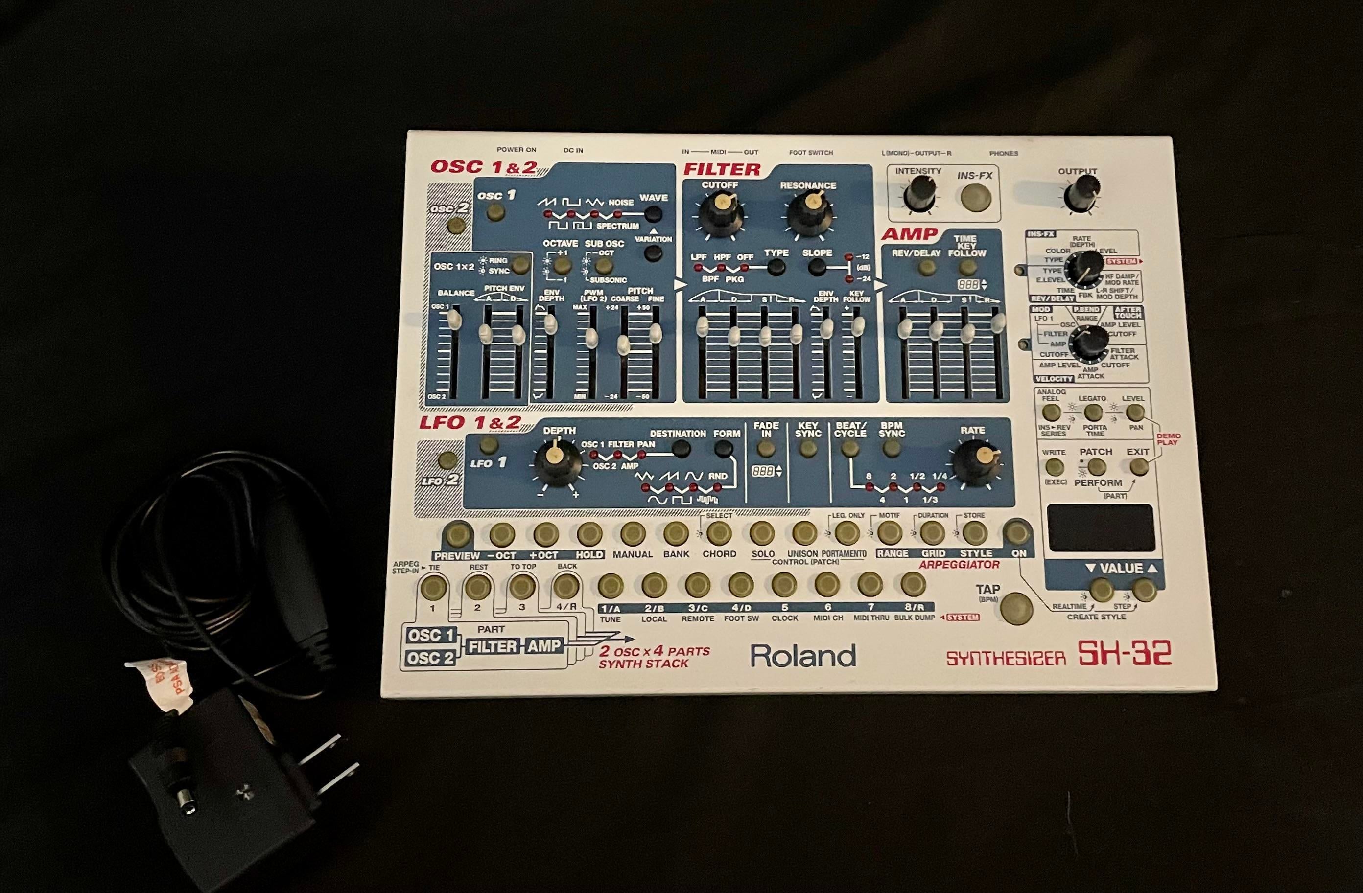 Used Roland SH -32 - Sweetwater's Gear Exchange