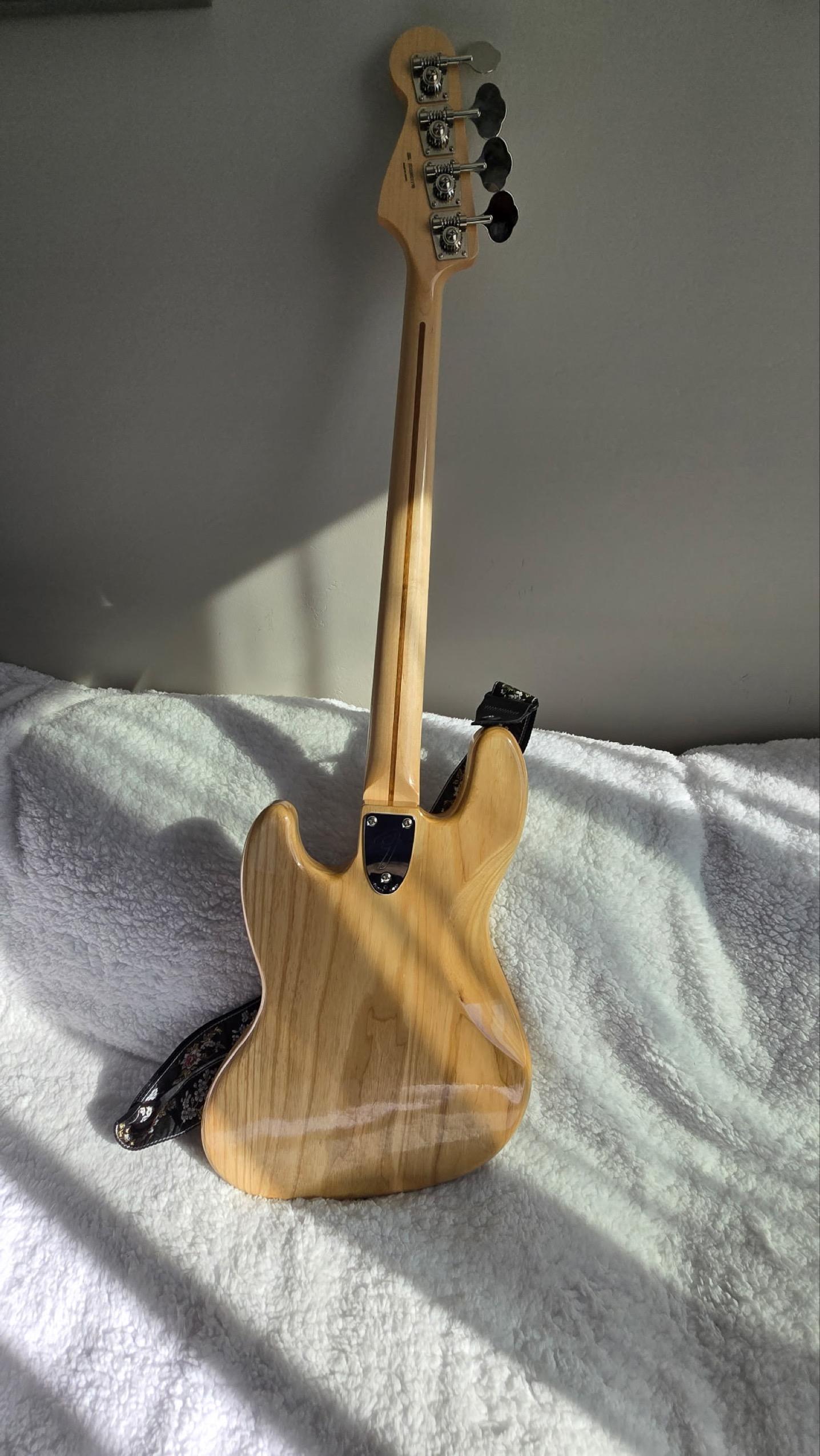 Used Fender Traditional 70s Jazz - Sweetwater's Gear Exchange