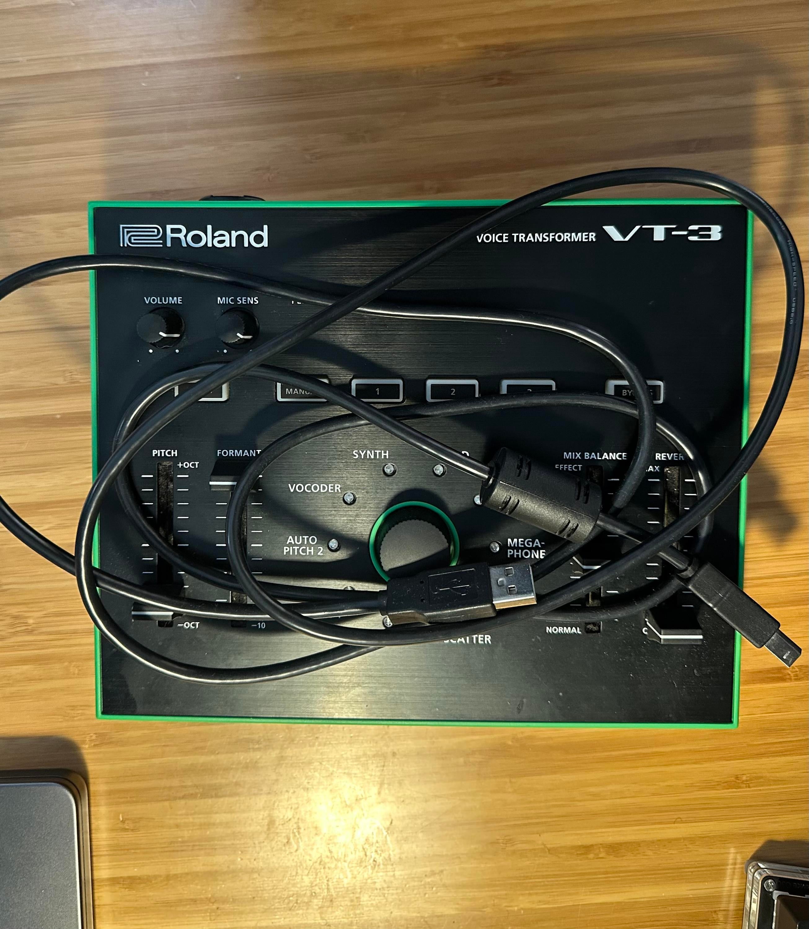 Amazon.com: ROLAND VT-3 Vocal effect processors : Musical