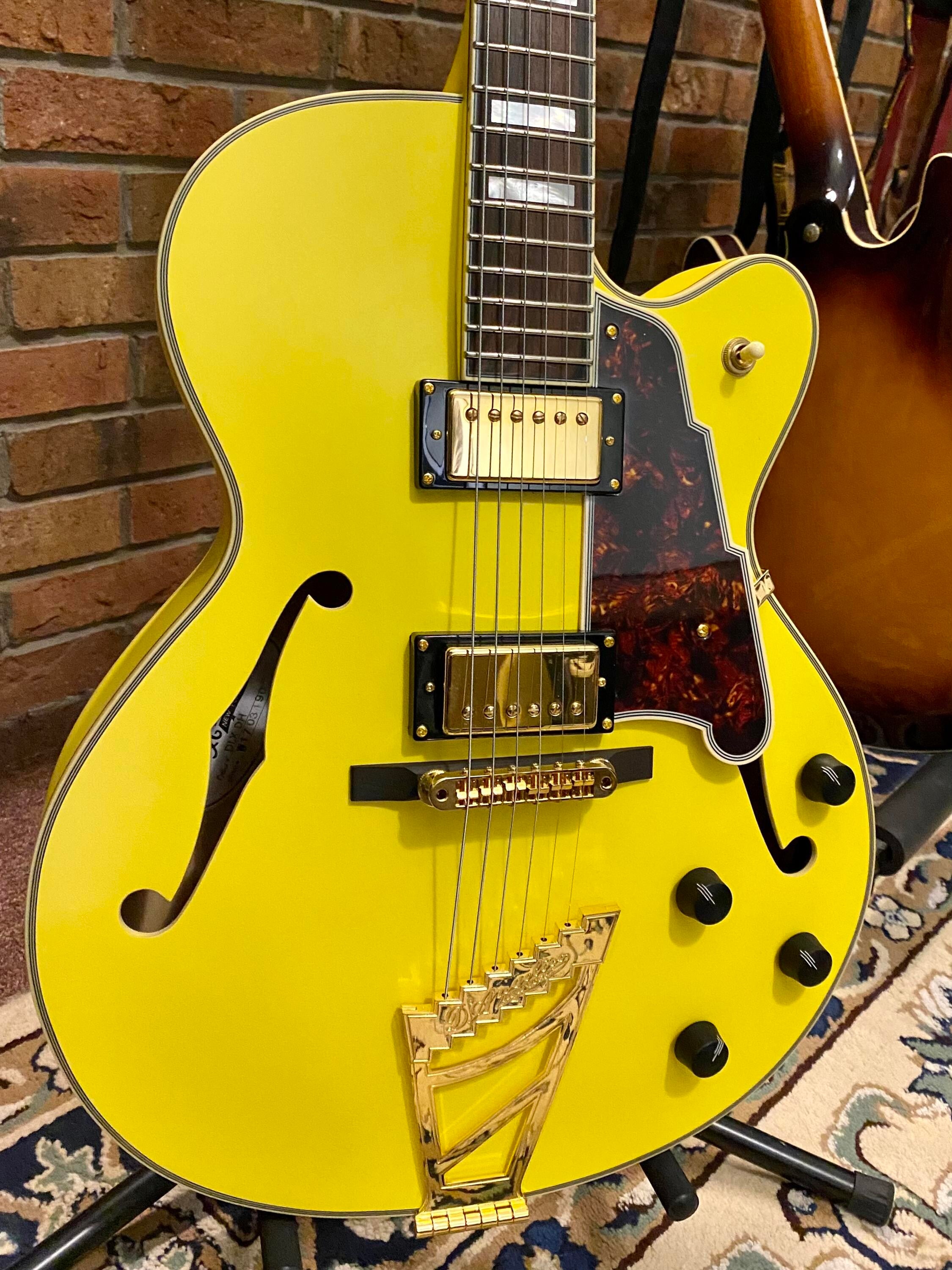 DAngelico Deluxe DH Hollow-Body Electric Guitar Matte Electric Yellow 