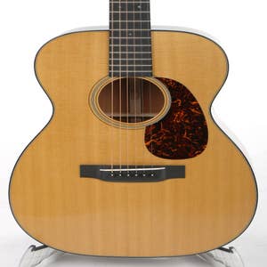 00-18V Acoustic Guitar