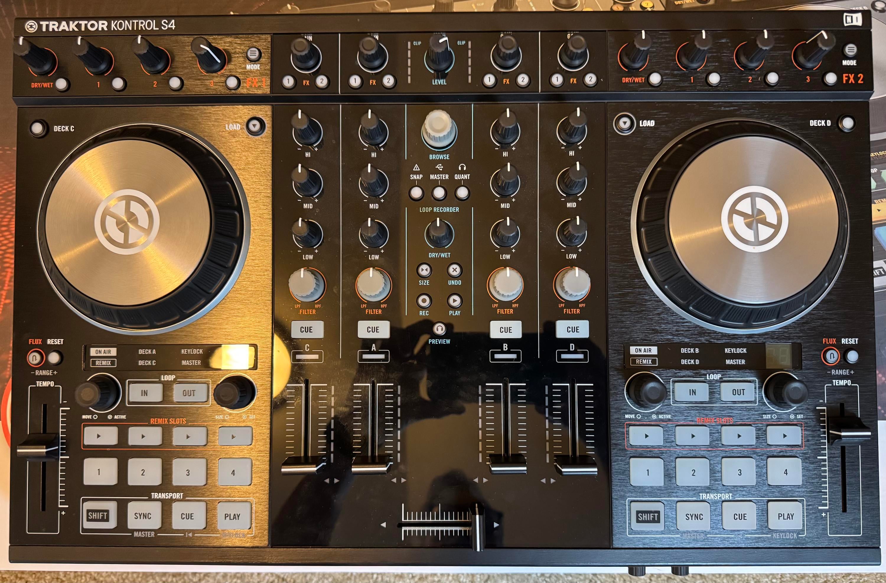 TRAKTOR KONTROL S4 mk2 DJコントローラー REVIEW: NI Traktor Kontrol S4 MK2 DJ Controller – DJWORX