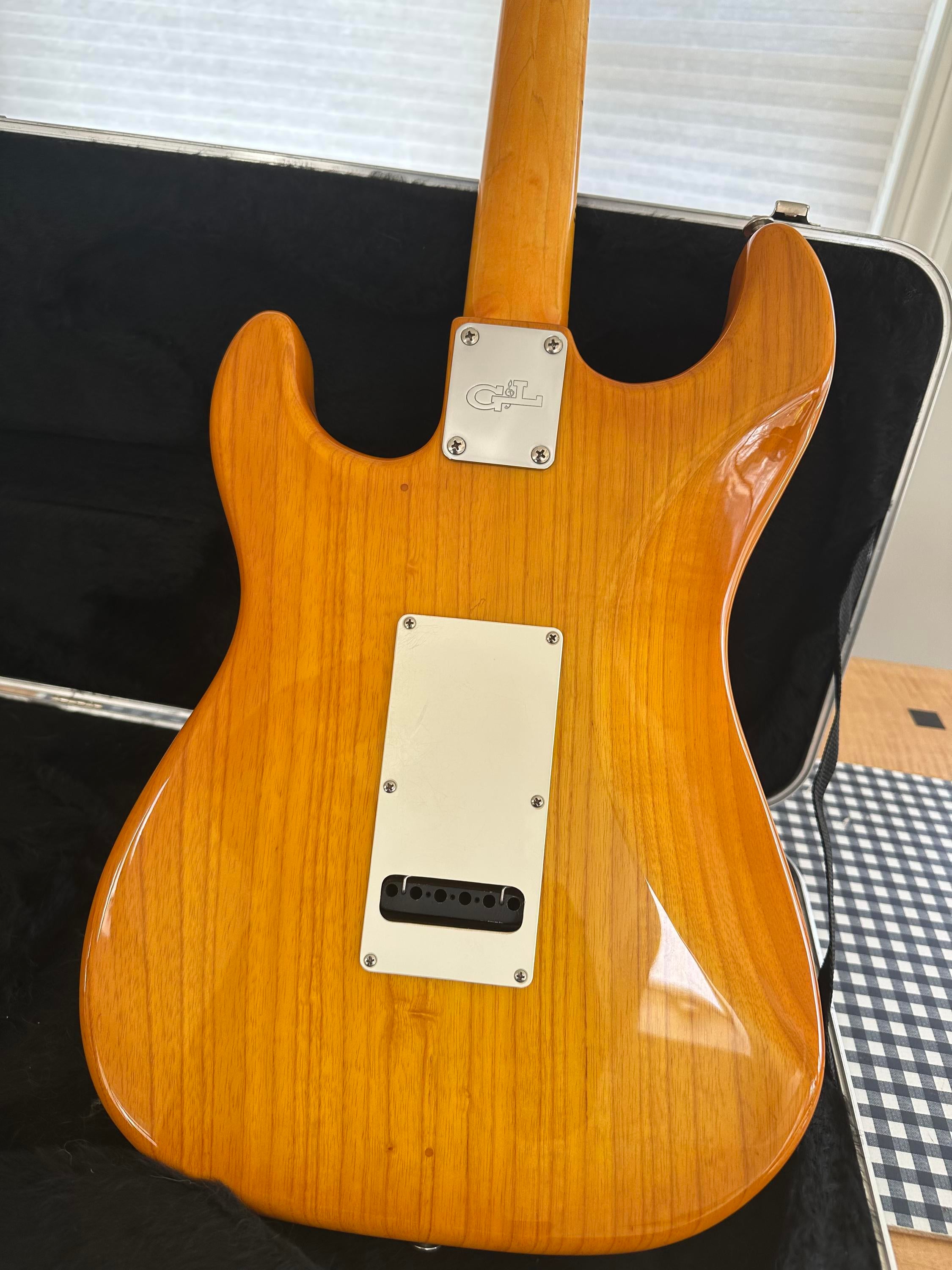 限定特価】 G&L Tribute Legacy 3トーンサンバースト/R/ブラック
