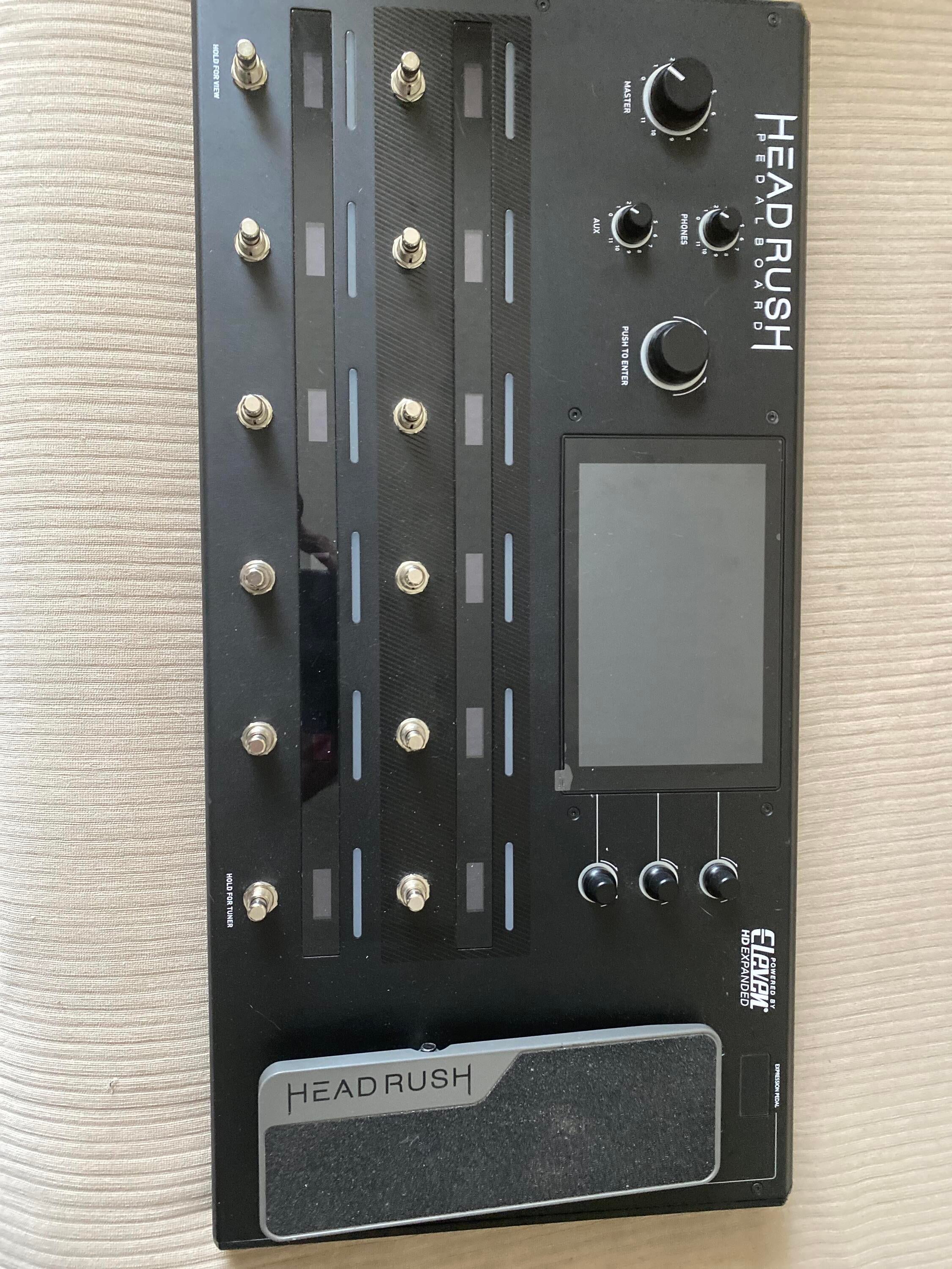 Used Headrush pedalboard and carry bag Sweetwater's Gear Exchange