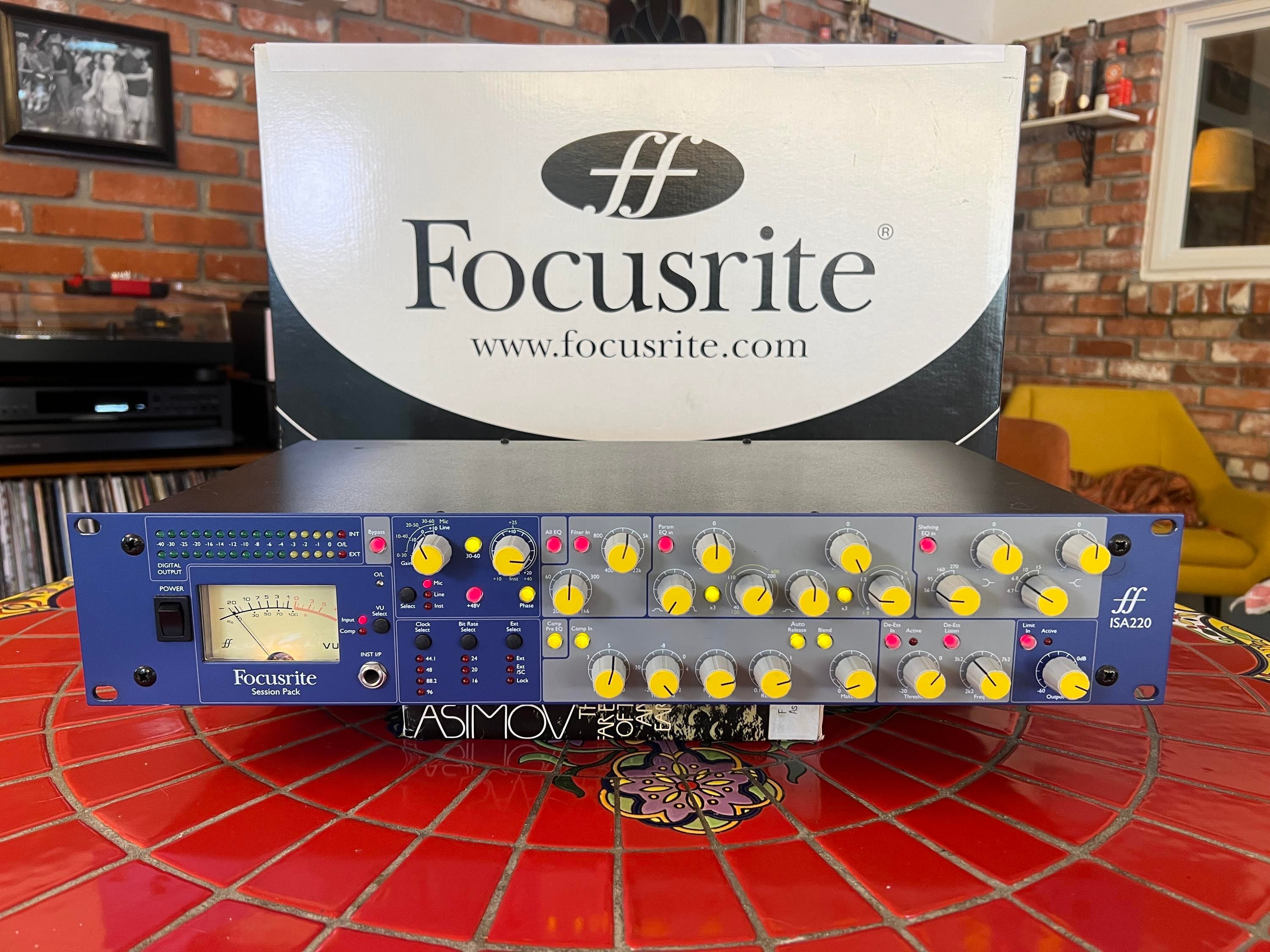 週末セール　focusrite ISA220 チャンネルストリップ Used Focusrite ISA220 Channel Strip - Sweetwater's Gear Exchange