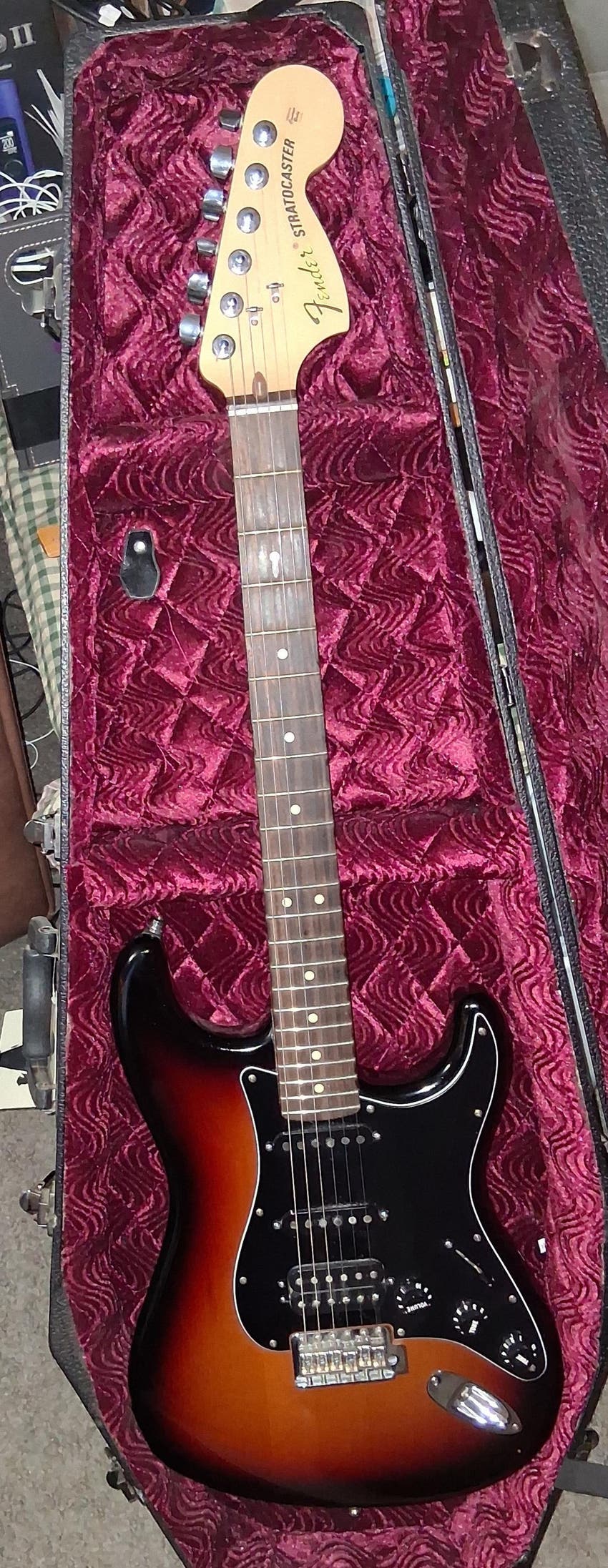 American Special Stratocaster HSS - 3-tone Sunburst w/ Rosewood Fingerboard