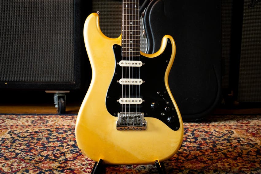 Contemporary Series Stratocaster Deluxe HSS 1985 - 1987 - Frost White