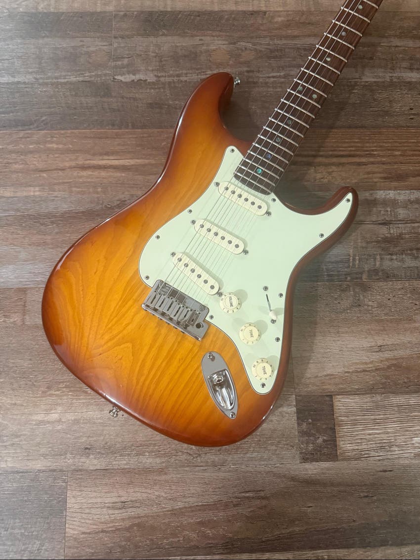 American Deluxe Ash Stratocaster - Tobacco Sunburst