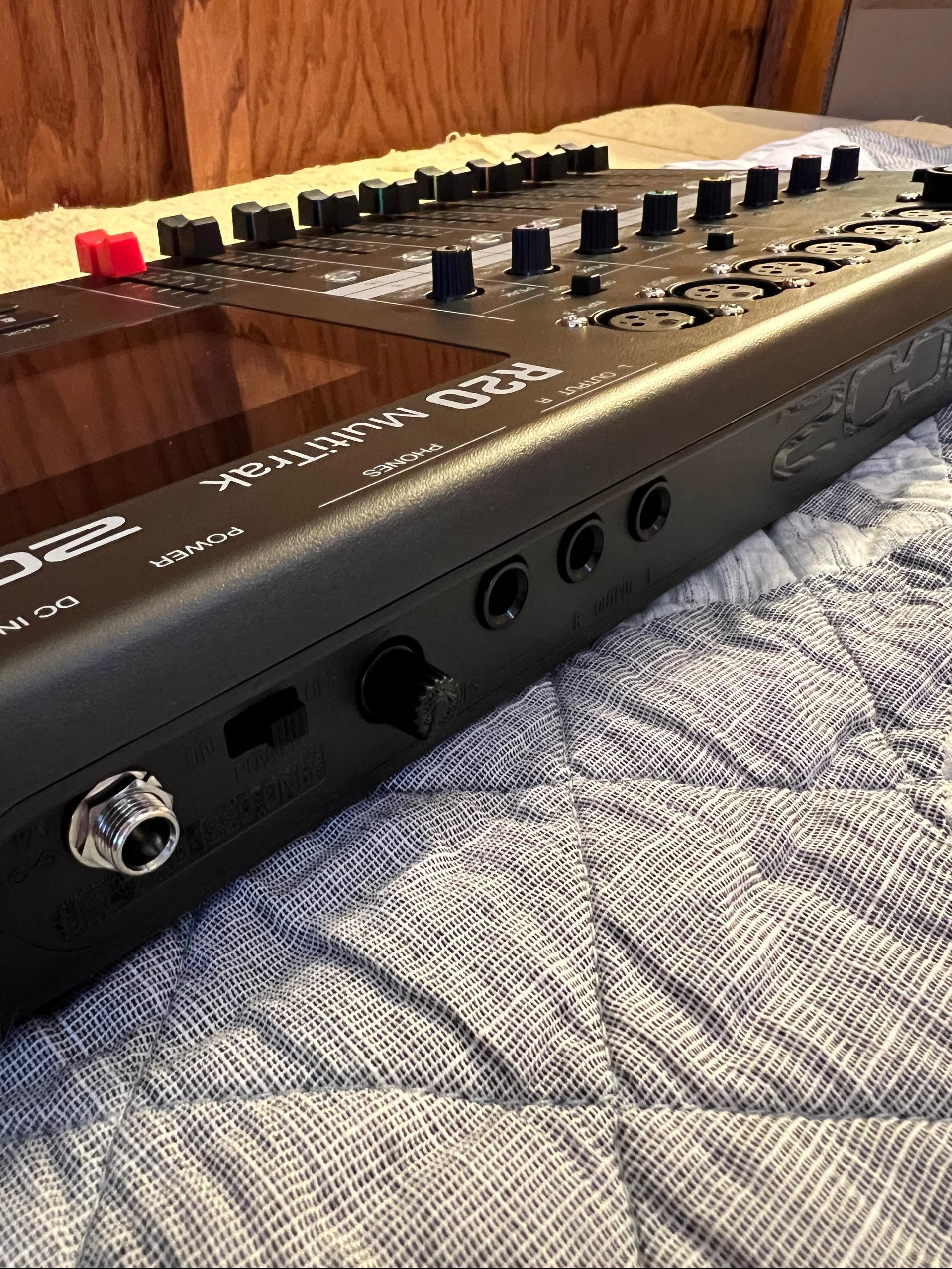 Used Zoom R20 multitrack recorder - Sweetwater's Gear Exchange