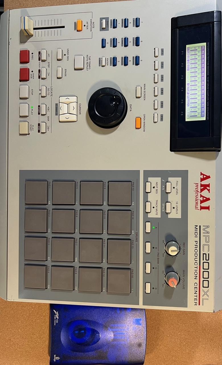 AKAI Used Akai MPC2000XL MIDI Production - Sweetwater's Gear Exchange