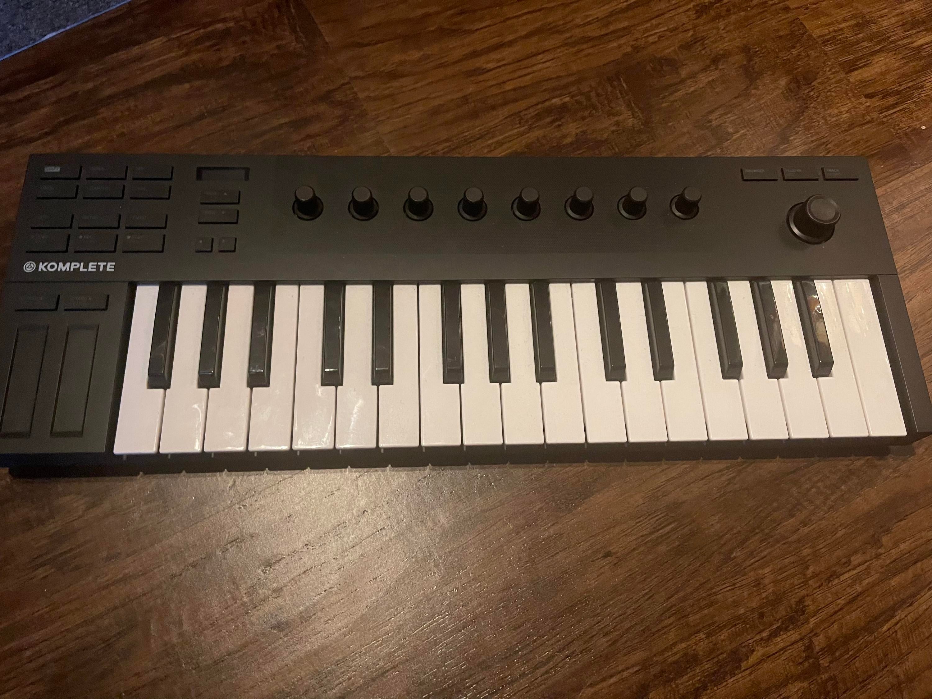 Used Native Instruments Komplete Kontrol M32 Micro Keyboard Controller