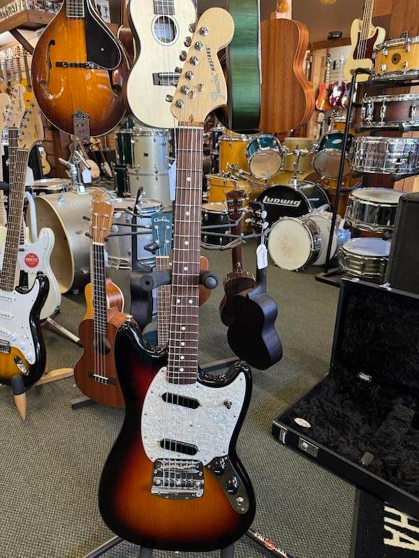 American Performer Mustang - 3-Tone Sunburst with Rosewood Fingerboard