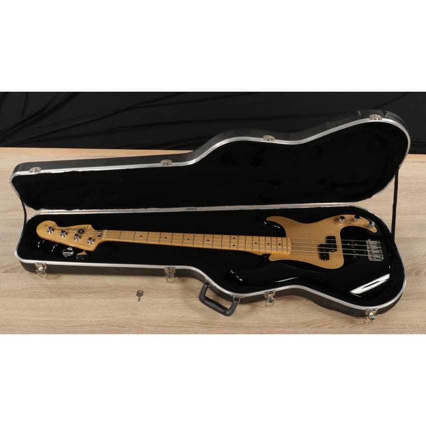 Used Fender Deluxe P-Bass - Black Electric - Sweetwater's Gear Exchange