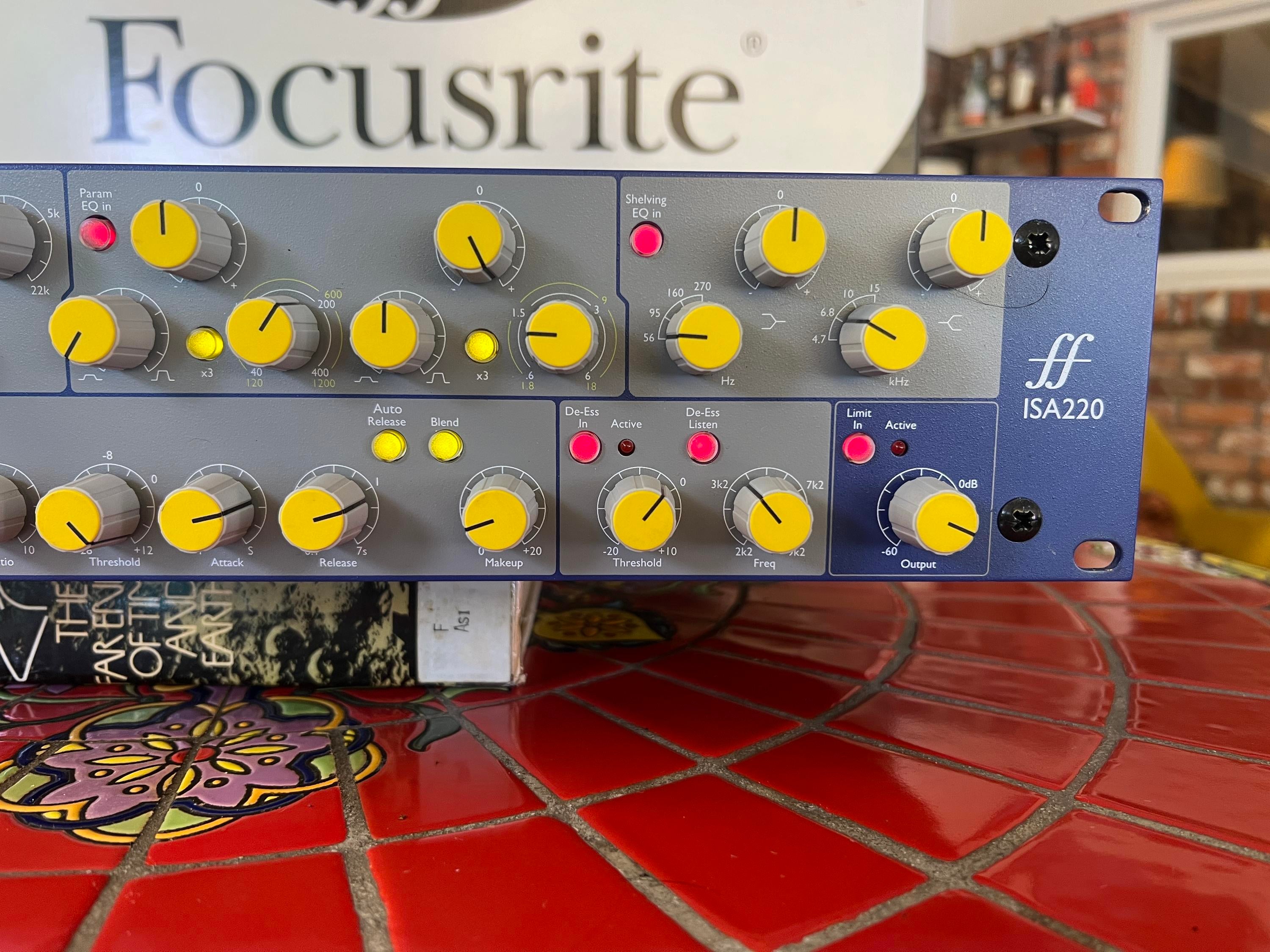 週末セール　focusrite ISA220 チャンネルストリップ Used Focusrite ISA220 Channel Strip - Sweetwater's Gear Exchange