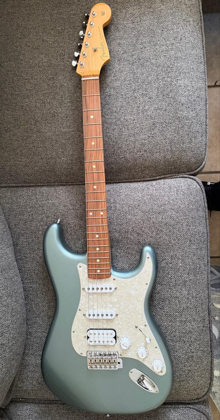 Vintera ‘60s Stratocaster – Ice Blue Metallic – Seymour Duncan SH-11, Kluson Locking Tuners, Pearloid Guard + Fender Deluxe Gig Bag