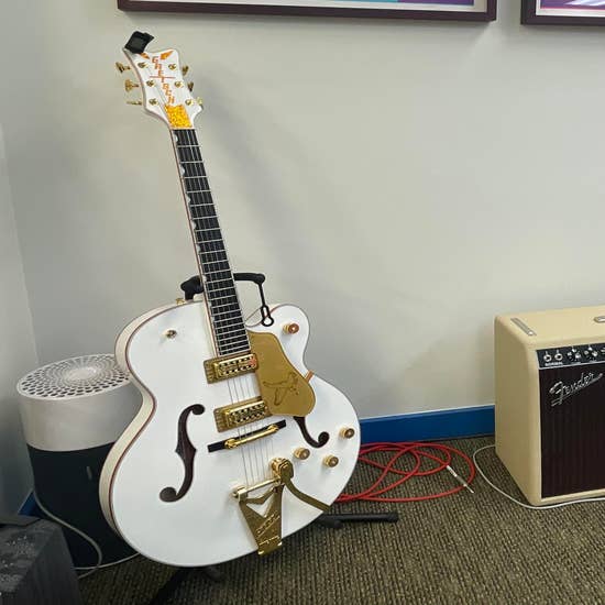 Gretsch G6136TG Players Edition Falcon with Bigsby - White