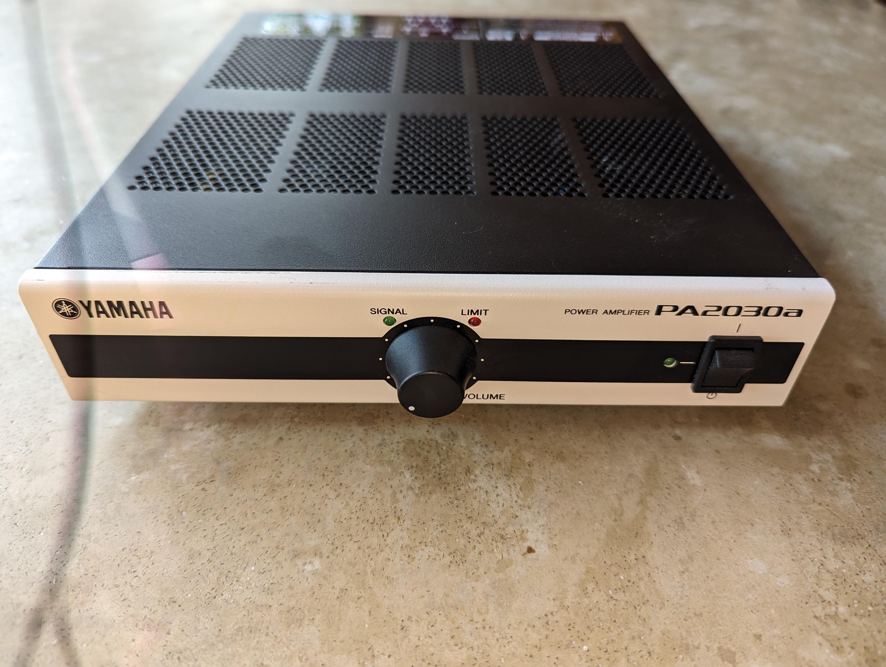 YAMAHA POWER AMPLIFIRE PA2030a-