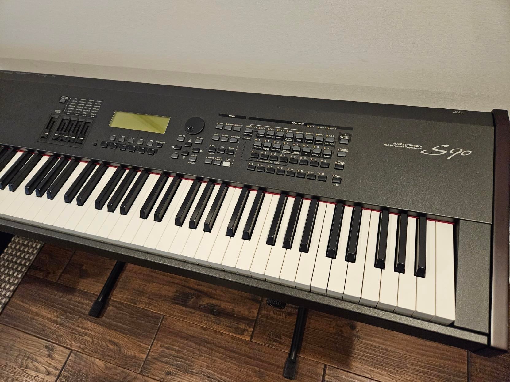 Used Yamaha S90 Modular Synthesizer / Digital Piano With Brand New Gator  Wheeled Case