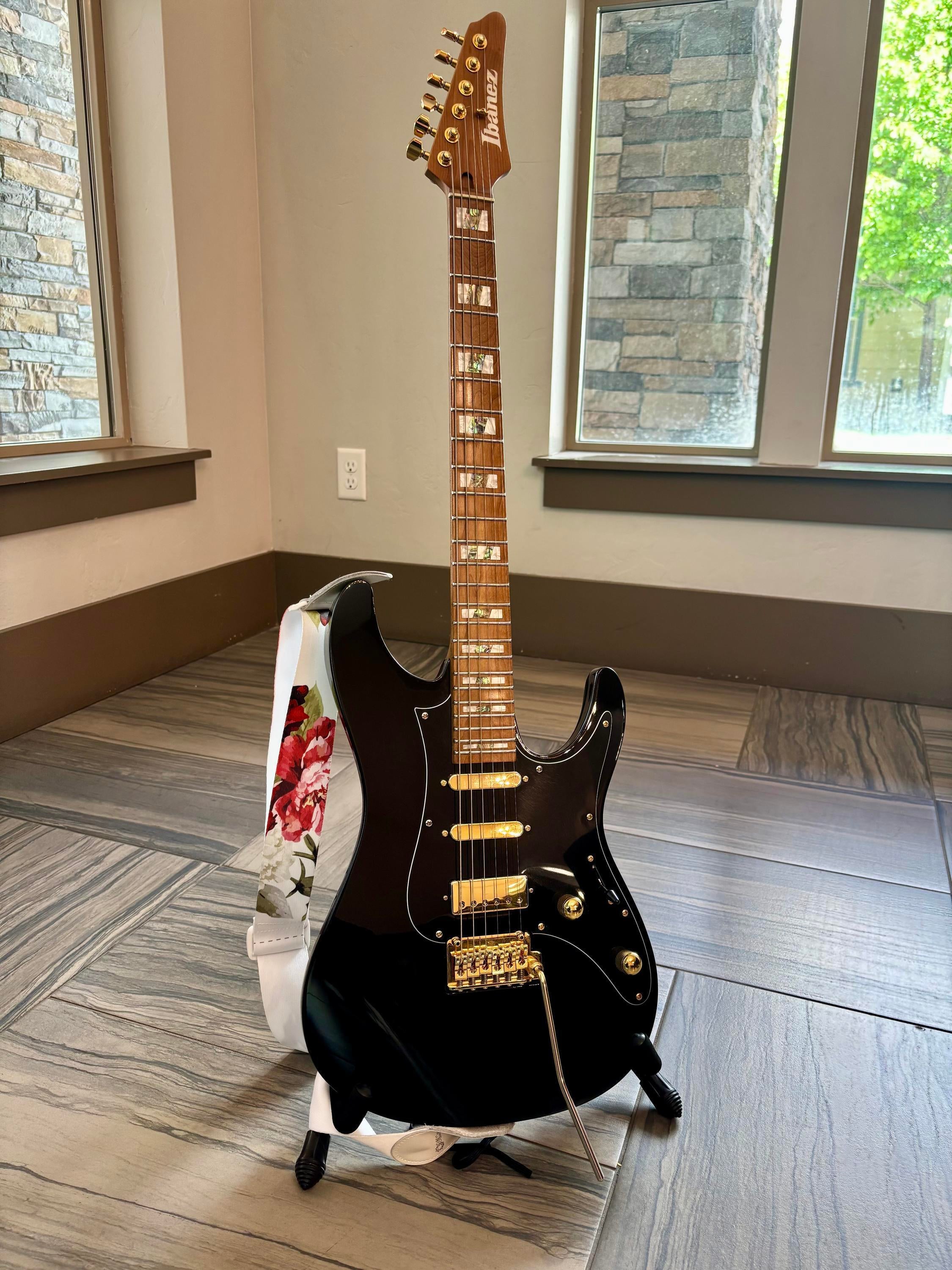 ギター THBB10 POLYPHIA Tim Henson Ibanez THBB10 Tim Henson Signature Electric Guitar Black