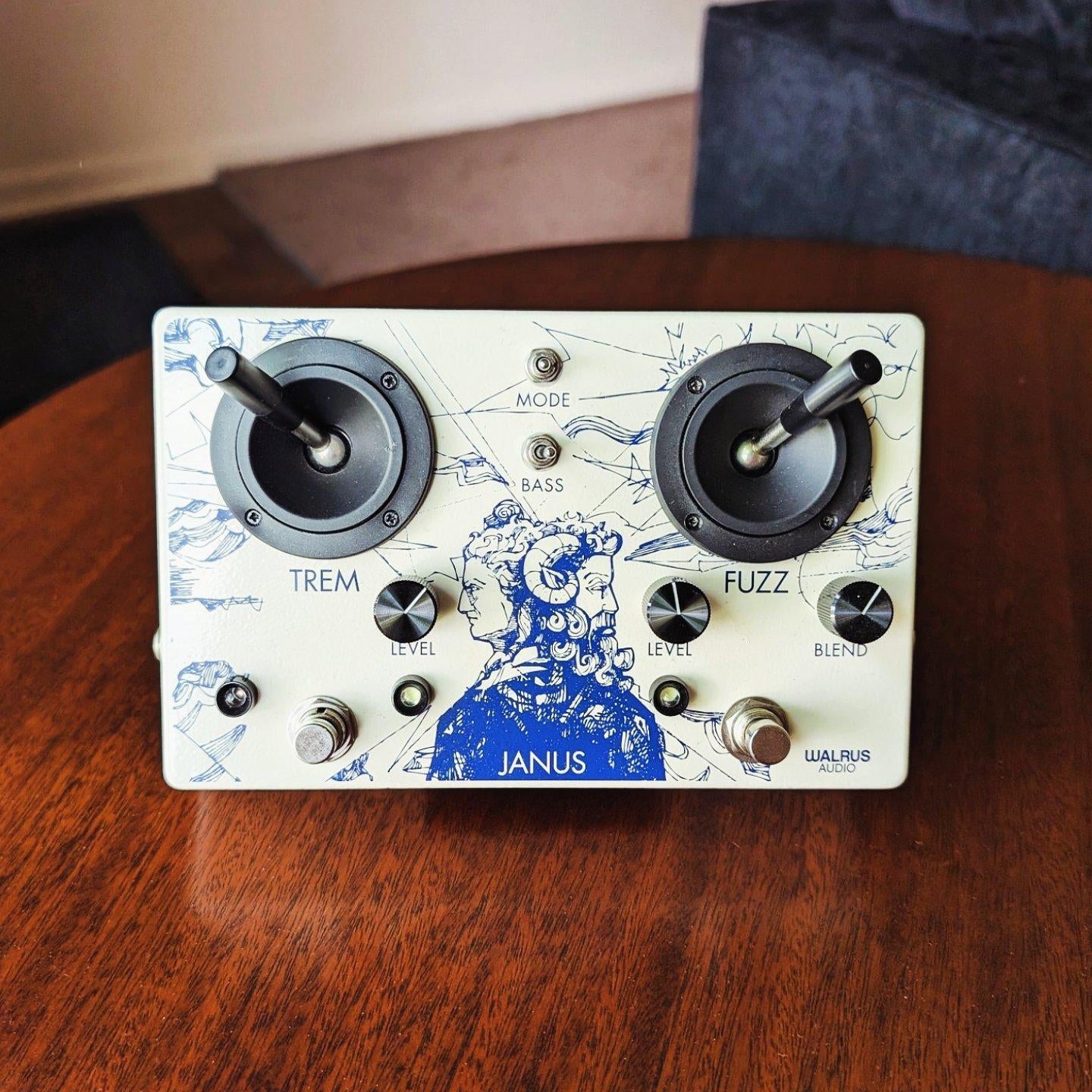 WALRUS AUDIO JANUS 　ファズ　トレモロ Dual Joystick Fuzz Tremolo pedal: Walrus Audio Janus - YouTube