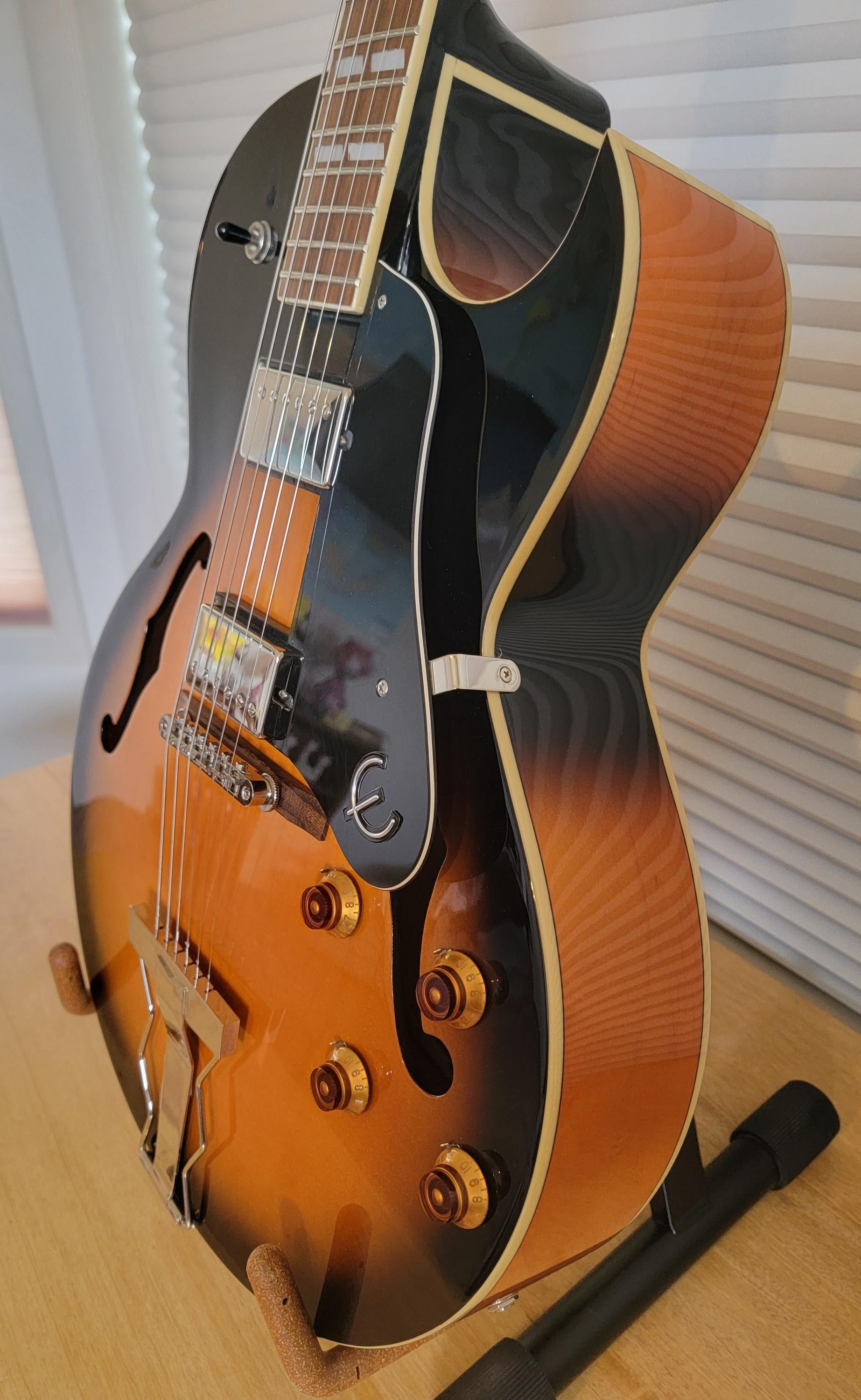 Used Epiphone es-175/vs 2009 - Sweetwater's Gear Exchange