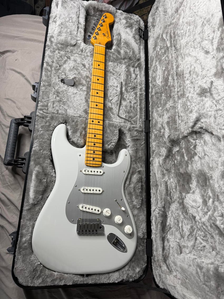 American Ultra II Stratocaster Electric Guitar - Avalanche, Maple Fingerboard