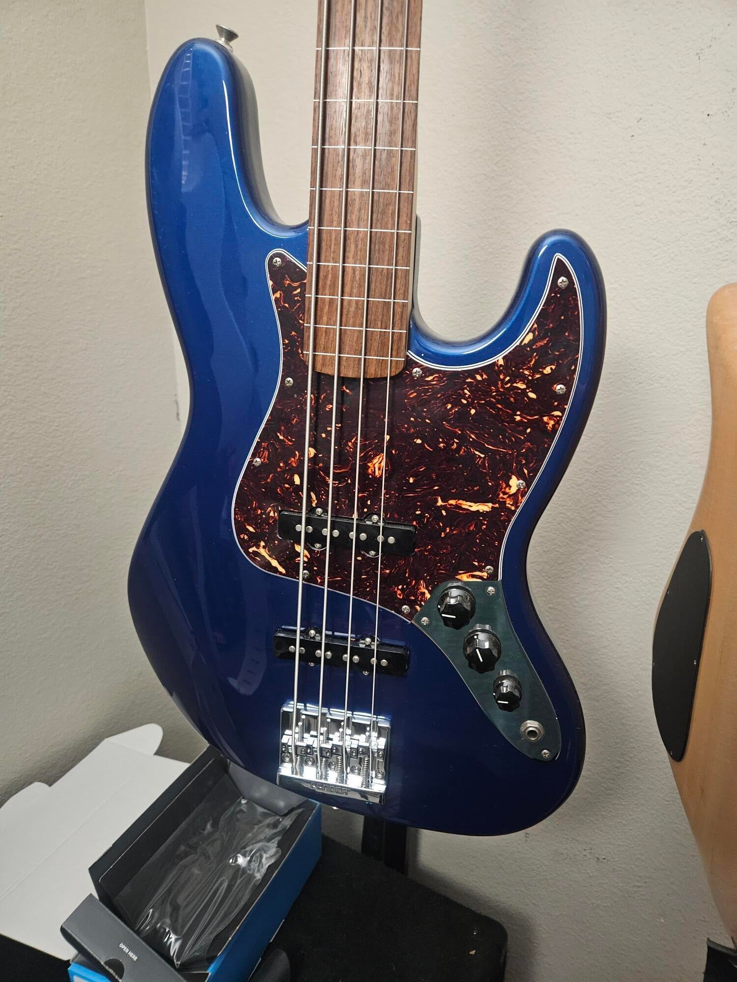 Used Fender Fretless Jazz Bass MIM - Sweetwater's Gear Exchange