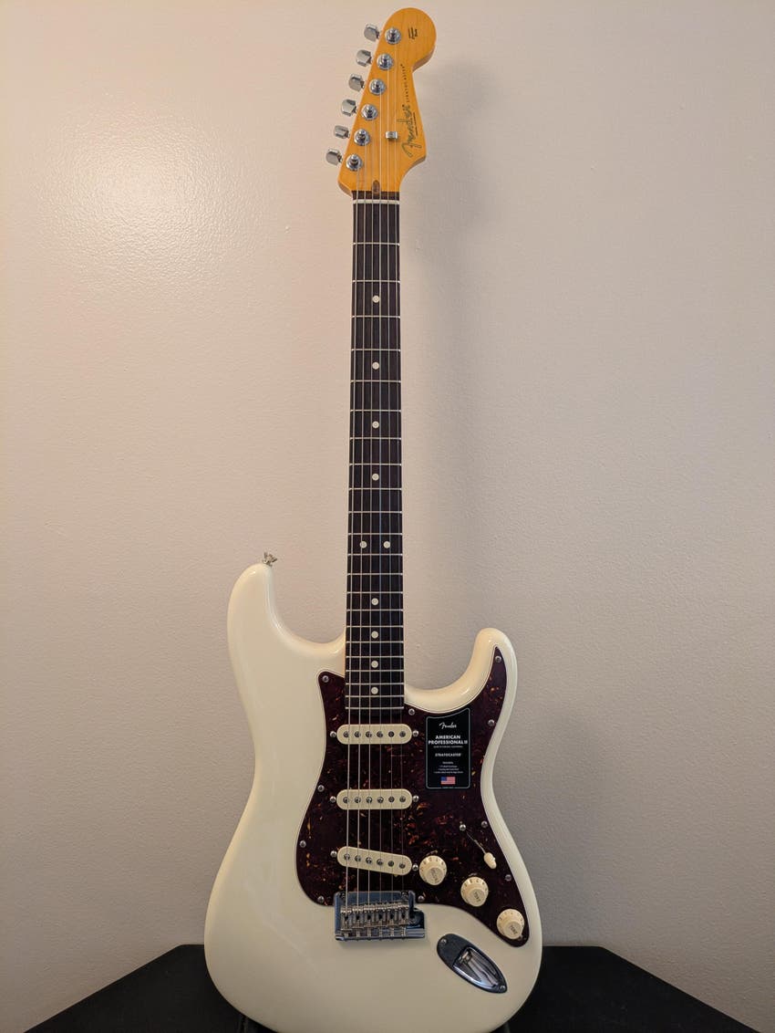 American Professional II Stratocaster - Olympic White with Rosewood Fingerboard