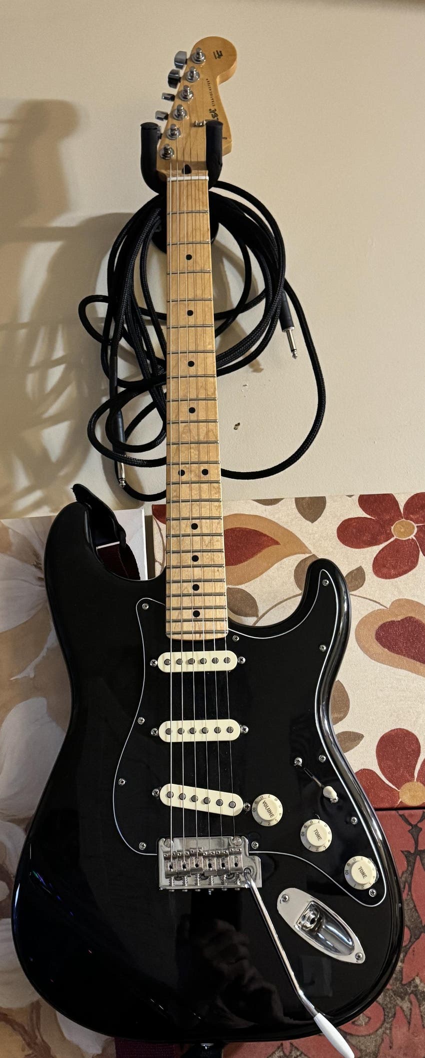 MIM Player Stratocaster Guitar  with fender hard shell case included - Black